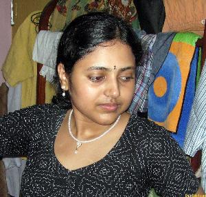 Abitha Aunty_23.jpg Cute Abitha Aunty Saree Candid Panties and Nudes